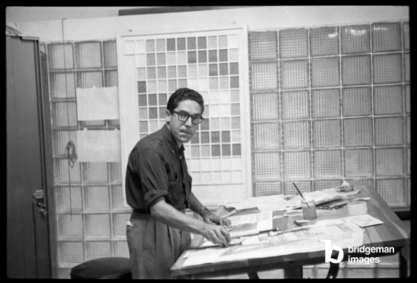 Carlos Cruz-Diez allo studio grafico della rivista Momento, Caracas, Venezuela, 1957 (foto b/n) / Atelier Cruz-Diez, Parigi, Francia / © Courtesy of Atelier Cruz-Diez Paris / Bridgeman Images