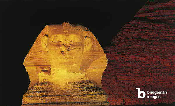 Grande Sfinge e piramide Chefren dietro di notte