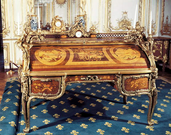 foto delL'ufficio del re (Scrittoio in stile Luigi XV), Jean-Henri Riesener (1734-1806) / Palazzo di Versailles, Francia / © Iberfoto / Bridgeman Images