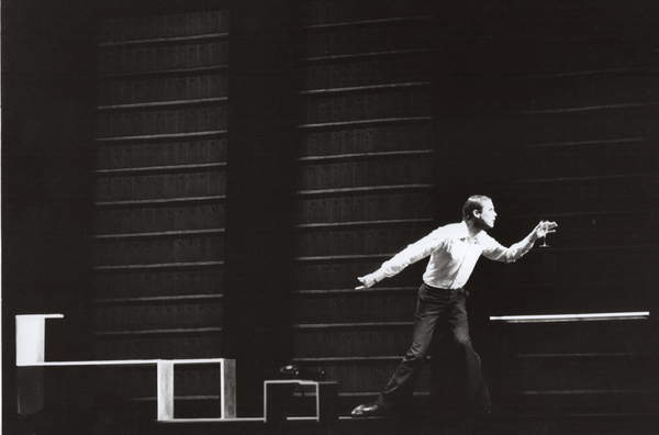 foto di Bob Wilson ssul palcoscenico del Teatro Strehler, Milano, Italia, 1978 (b/w photo) © Maria Mulas