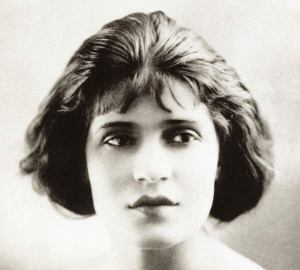 ritratto di Tina Modotti, attrice e fotografa, a Hollywood, 1920 (b/w photo) © Galerie Bilderwelt / Bridgeman Images