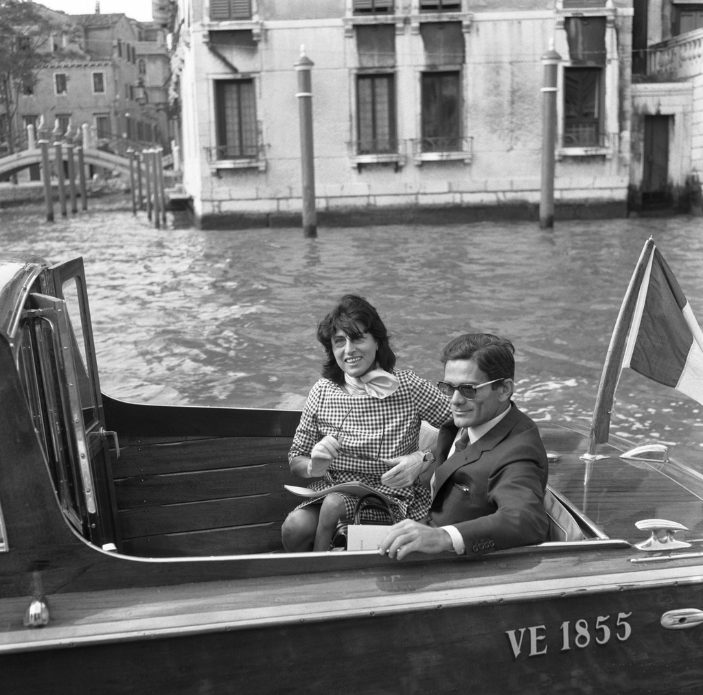 Pierpaolo Pasolini e Anna Magnani, in un taxi acquatico a Venezia, 1962 / Foto © Archivio Cameraphoto Epoche / Bridgeman Images
