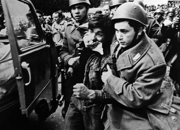 immagine di due soldati che arrestano uno studente durante la manifestazione studentesca a Valle Giulia a Roma nel 68