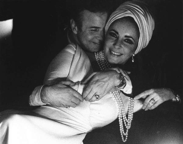 foto di Liz Taylor e Franco Zeffirelli durante un party a casa Falk dopo uno spettacolo al Teatro alla Scala, Milano, Italia, 197 Maria Mulas