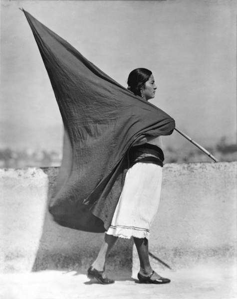 Donna con bandiera, Città del Messico, 1928 (foto b/n), Tina Modotti, (1896-1942) / © Galerie Bilderwelt / Bridgeman Images