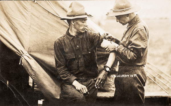 foto di Vaccinazione dei soldati americani sul campo, prima guerra mondiale, 1915-18 (cartolina) / Collezione privata / The Burns Archive and Museum of Historical Photography / Bridgeman Images