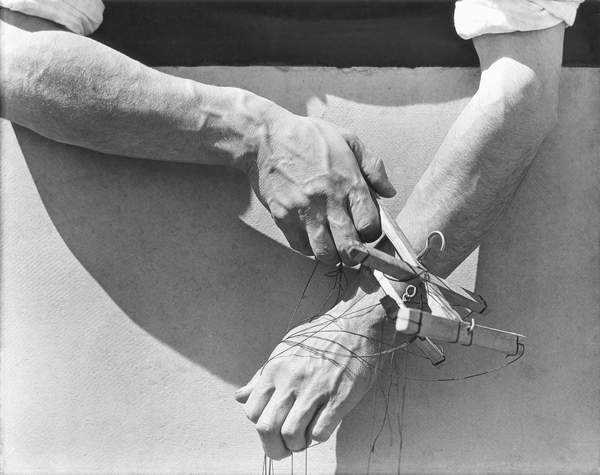 foto delLe mani del burattinaio, 1929 (foto b/n), Tina Modotti, (1896-1942) / © Galerie Bilderwelt / Bridgeman Images 
