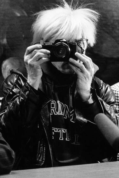 immagine di Andy Warhol e Maria Mulas che si fotografano a vicenda alla Fondazione Stelline, in occasione della mostra di Warhol "Il cenacolo", Milano, Italia, 1987 (b/w photo)  © Maria Mulas