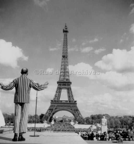 Mass of the peace in Chaillot palace gardens in Paris in 1945 in homage to former prisoners and victims of war with a former prisoner interned in a concentration camp ©Rue des Archives/AGIP