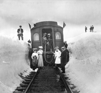 DPL415424 Snow cuts on Rollins Pass, Moffat Road, c. 1904-13 (b/w photo) by Louis Charles McClure/ Denver Public Library