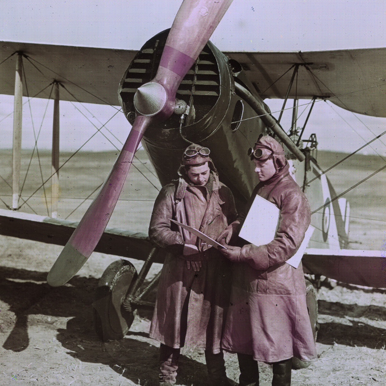 A pilot and observer in front of a Bristol aircraft of No.1 Squadron Australian Flying Corps c.1918 / Frank Hurley / Australian War Memorial / Bridgeman Images 