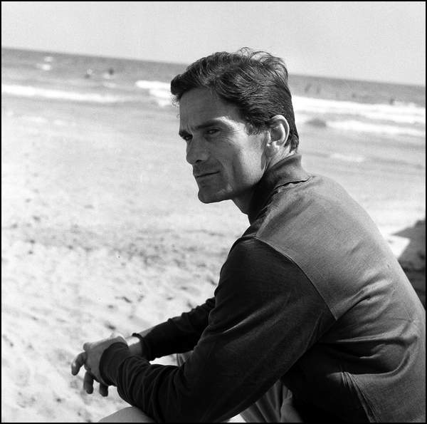 foto di Pier Paolo Pasolini in spiaggia a Venezia nel 1962 / Farabola / Bridgeman Images