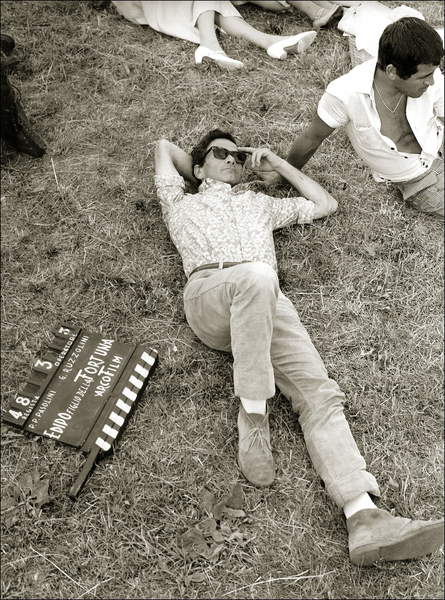 Pier Paolo Pasolini sul set del film "Edipo, figlio della fortuna", il 28 giugno 1967 a Sant'Angelo Lodigiano. ArcoFilm. / Farabola / Bridgeman Images
