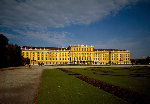 View of the Imperial Palace of Schonbrunn, Vienna. This is the Habsburg summer residence built at the end of the 17th century by Johann Fischer von Erlach (1656-1723). Austria / Photo © Luisa Ricciarini / Bridgeman Images