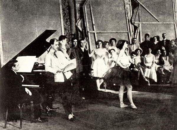 Stravinskyal pianoforte, Fokine e Karsavina durante una prova de L'Uccello di Fuoco, 1910 nella sala prove del Club tedesco, San Pietroburgo © Lebrecht Music Arts / Bridgeman Images