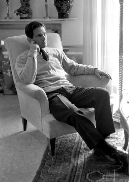 foto di 2 Pier Paolo Pasolini a casa seduto in poltrona, Monteverde, Roma 3 maggio 1962 / AGF / Bridgeman Images