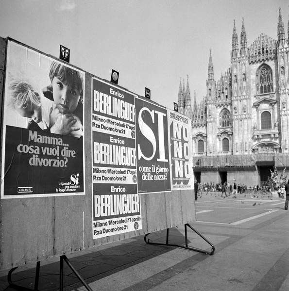 foto di poster in piazza duomo a milano per il referendum sul divorzio del 1974